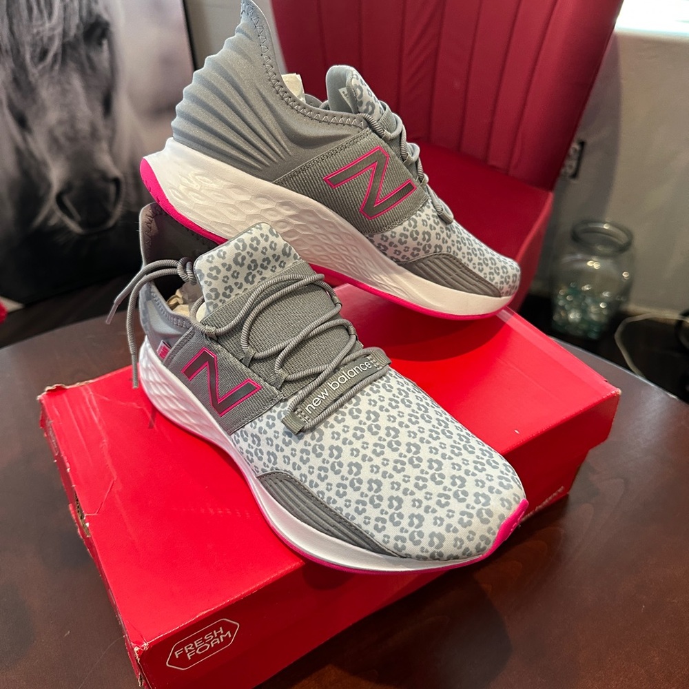 New Balance Big Kid Fresh Foam Roav ‘Moon Dust Pink Leopard’ sneakers